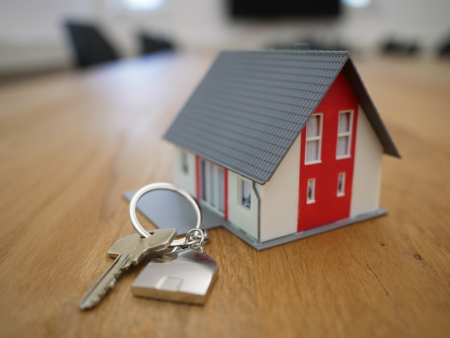 A miniature of a house and a set of keys, representing why two-thirds of New Yorkers rent, not buy.